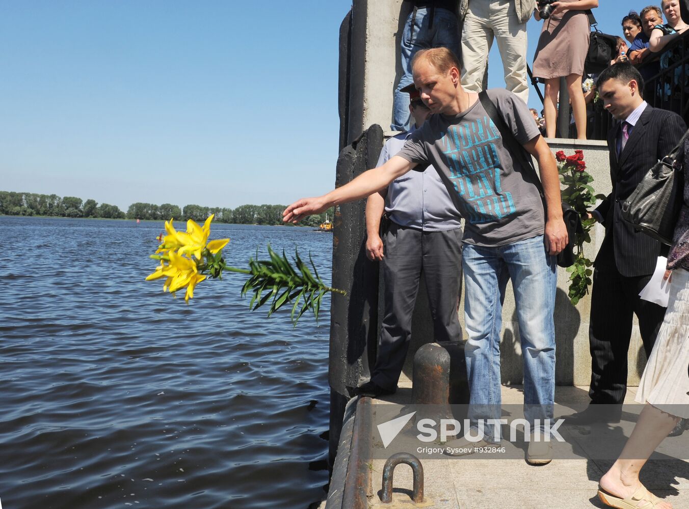 People mourn Bulgaria cruise boat victims in Kazan