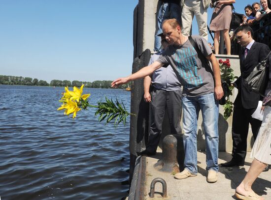 People mourn Bulgaria cruise boat victims in Kazan