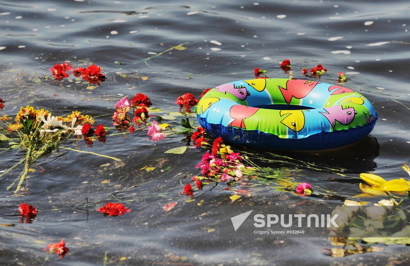 People mourn Bulgaria cruise boat victims in Kazan