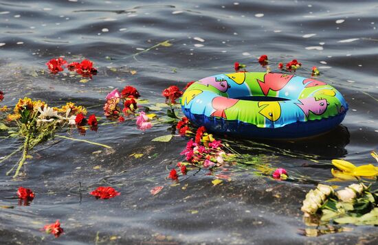 People mourn Bulgaria cruise boat victims in Kazan