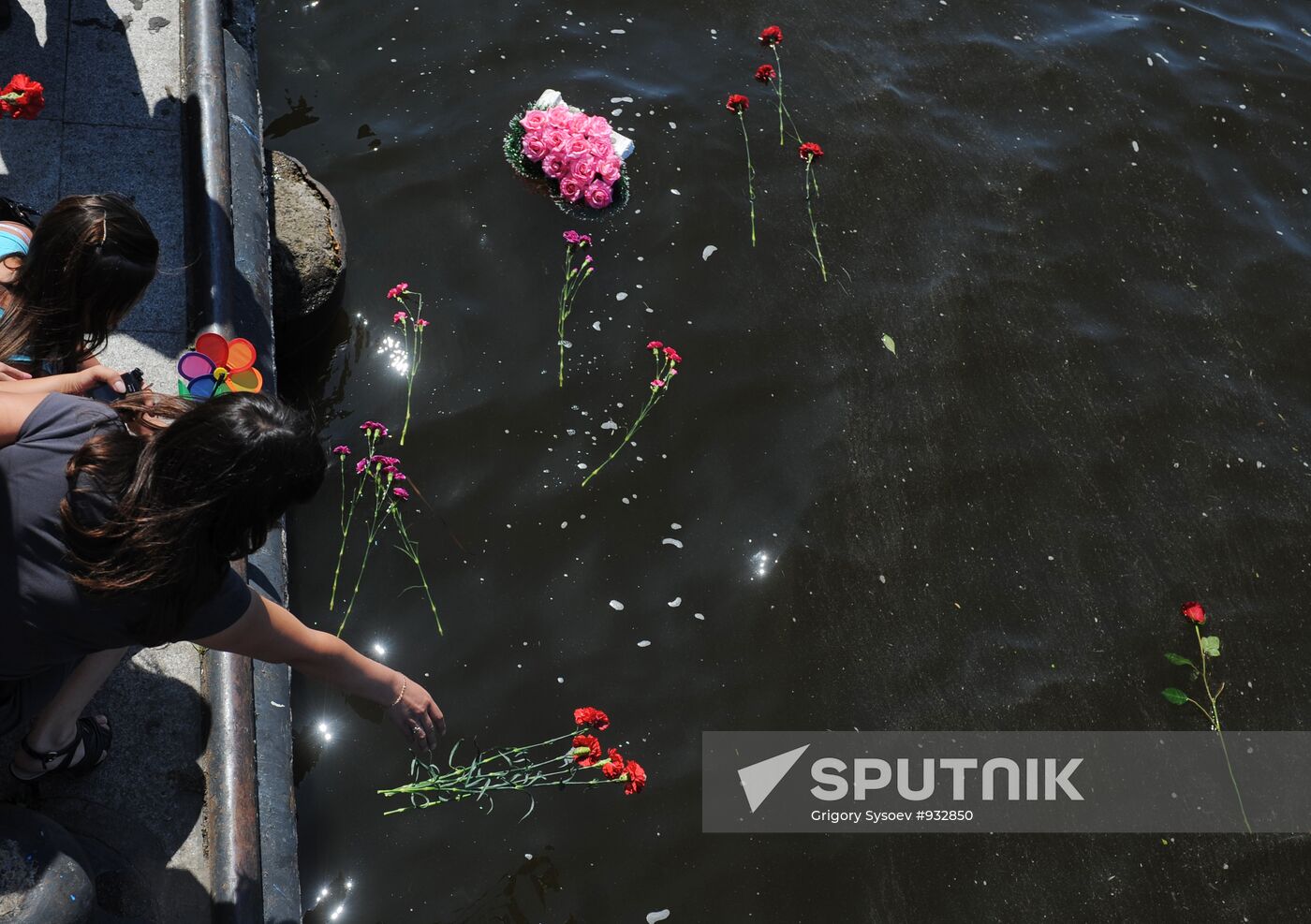 People mourn Bulgaria cruise boat victims in Kazan