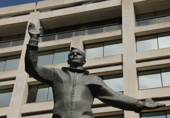 Monument to Yury Gagarin unveiled in London