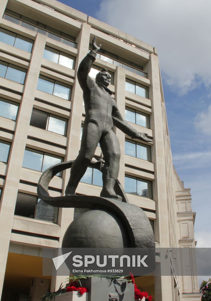 Monument to Yury Gagarin unveiled in London