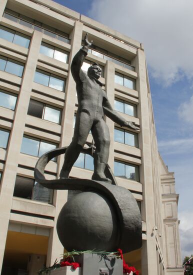 Monument to Yury Gagarin unveiled in London