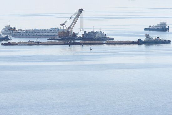 Two floating cranes preparing to lift the ship "Bulgaria"