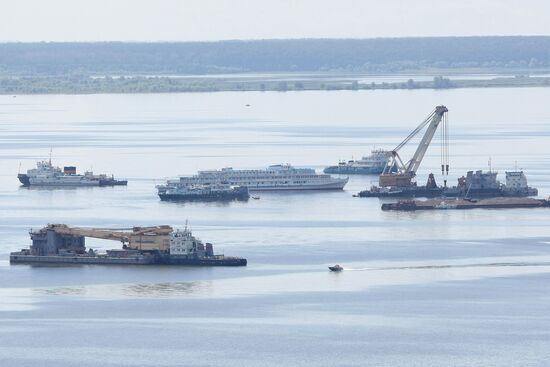 Two floating cranes preparing to lift the ship "Bulgaria"