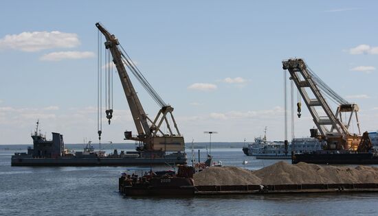 Two floating cranes preparing to lift the ship "Bulgaria"