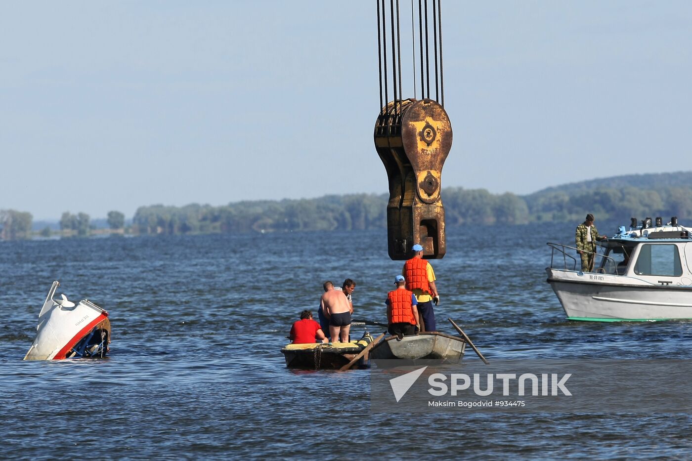 Preparing to lift the ship "Bulgaria"