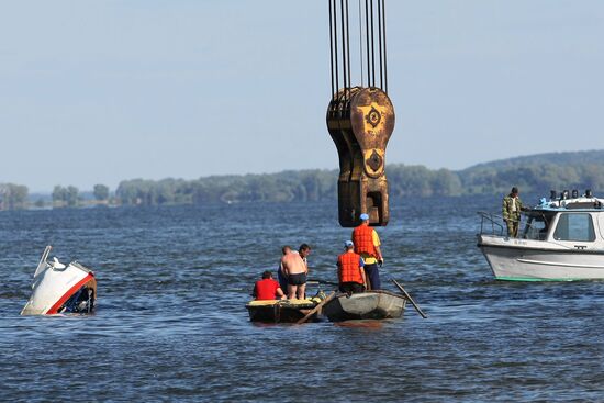 Preparing to lift the ship "Bulgaria"
