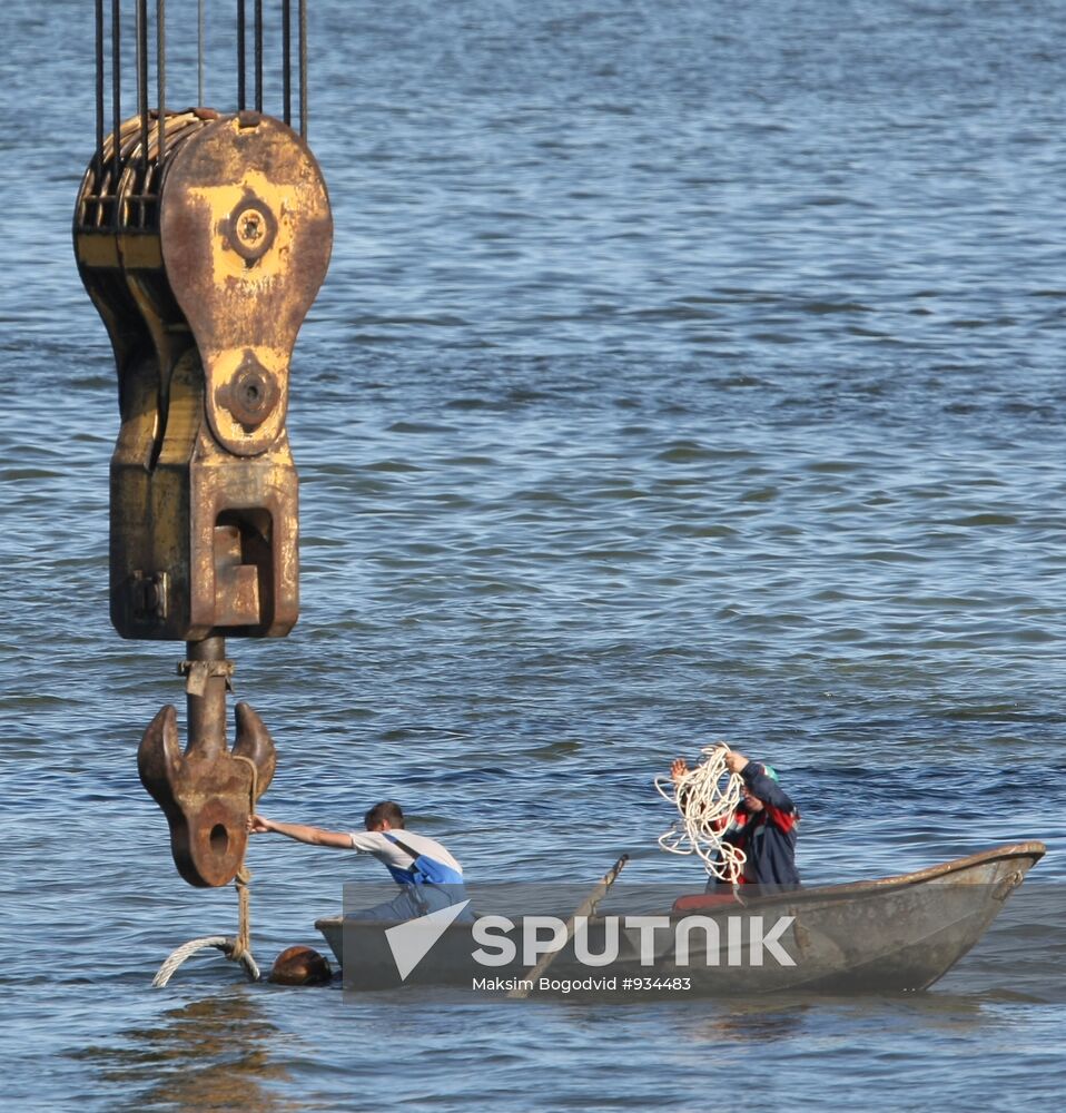 Preparing to lift the ship "Bulgaria"