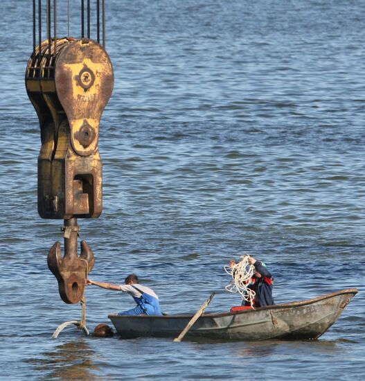 Preparing to lift the ship "Bulgaria"