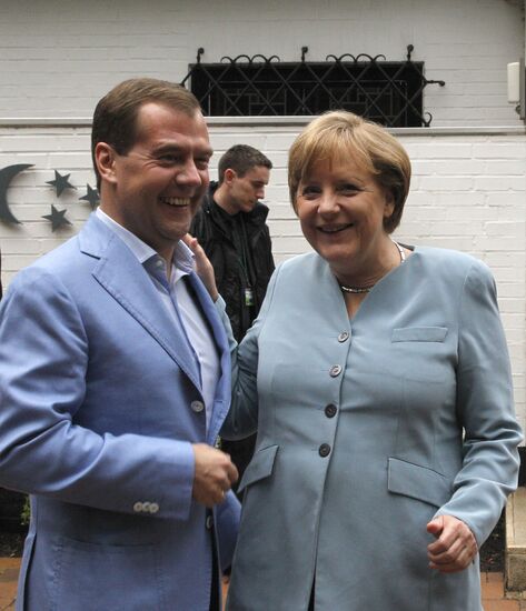 Dmitry Medvedev and Angela Merkel meet in Garbzen