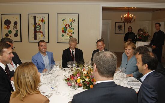Dmitry Medvedev and Angela Merkel meet in Garbzen