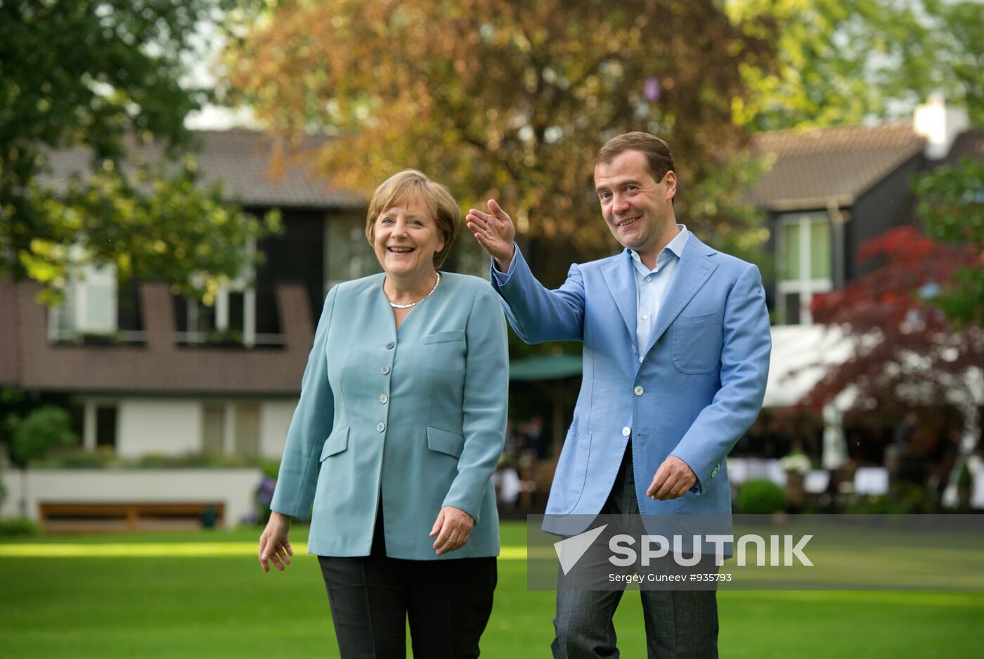 Dmitry Medvedev and Angela Merkel meet in Garbsen