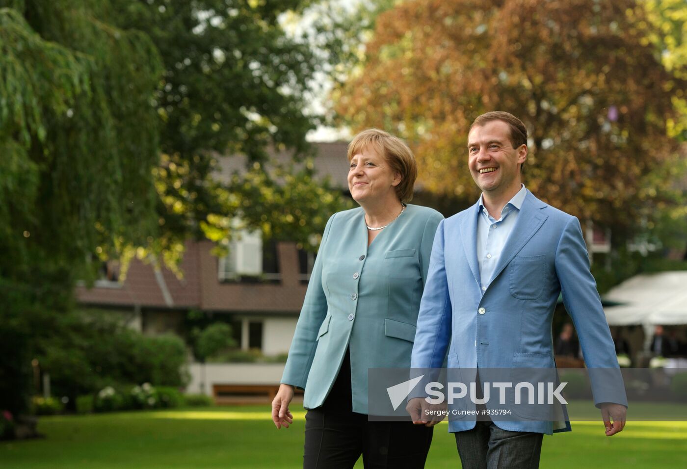 Dmitry Medvedev and Angela Merkel meet in Garbsen