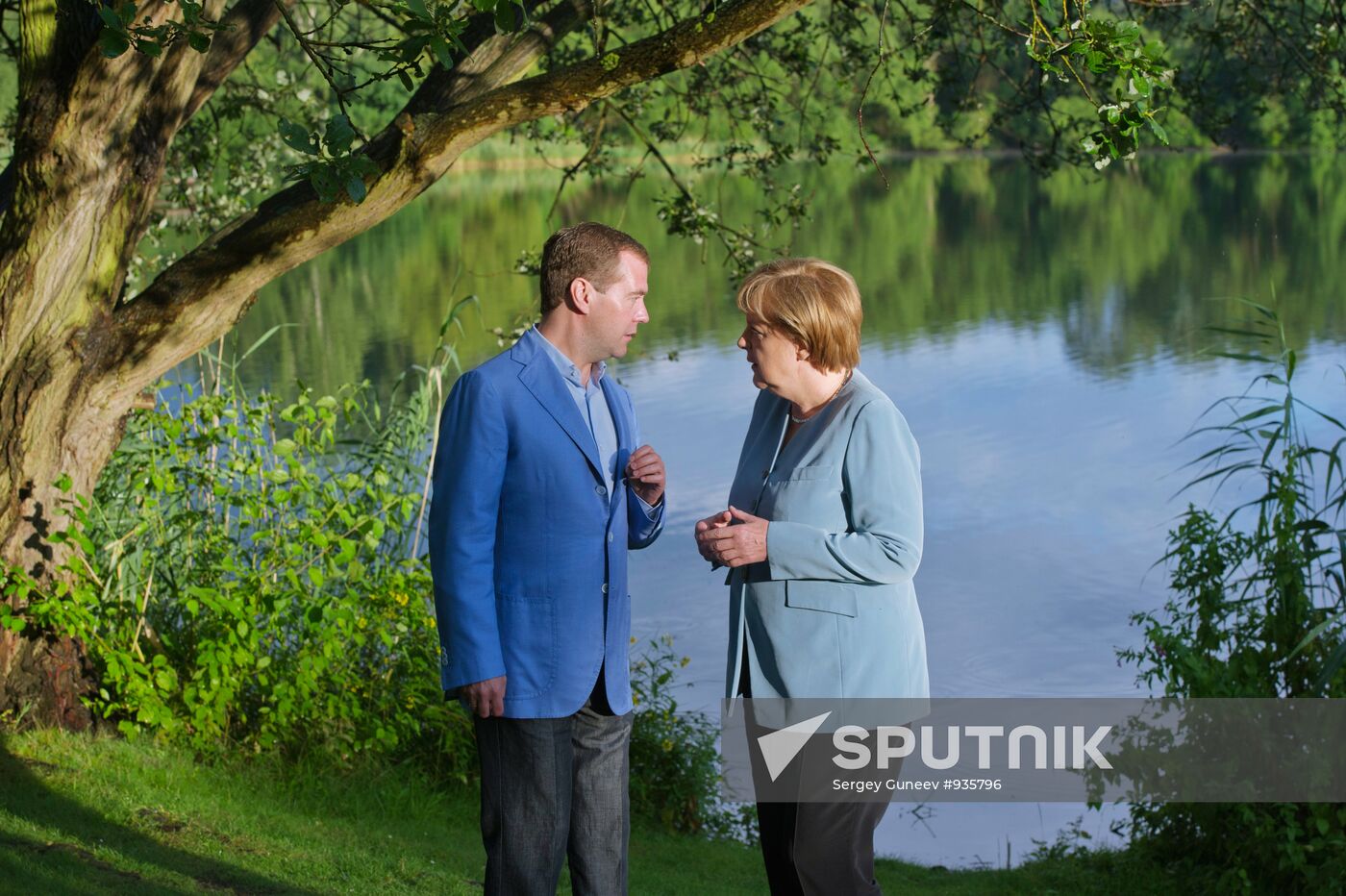 Dmitry Medvedev and Angela Merkel meet in Garbsen