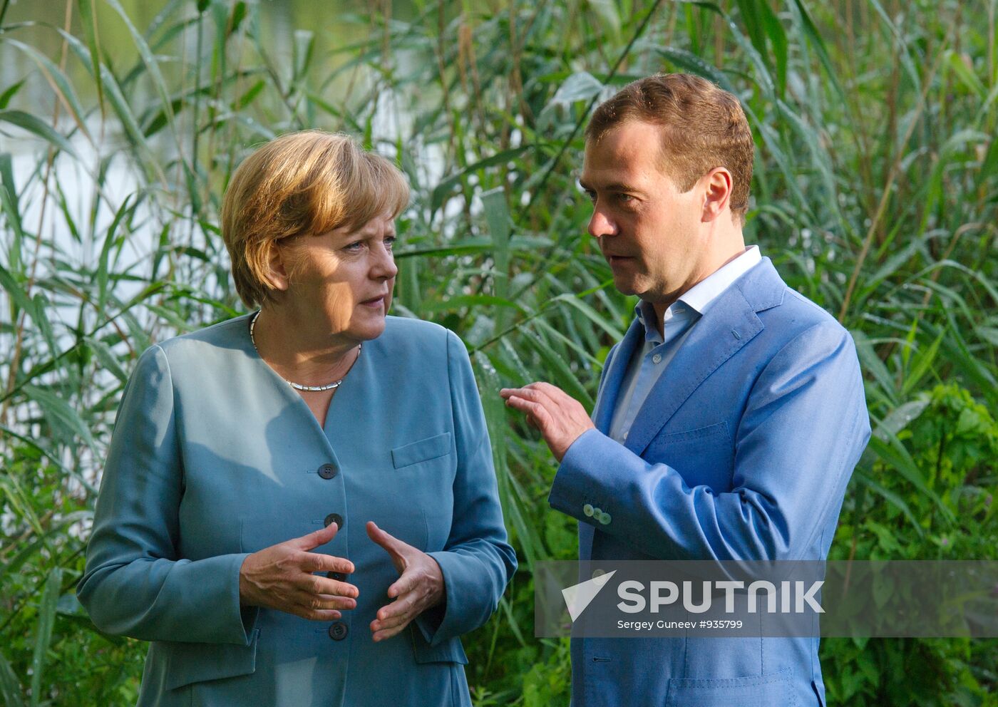 Dmitry Medvedev and Angela Merkel meet in Garbsen