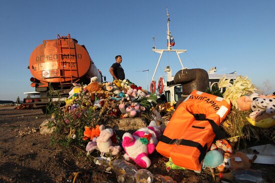Flowers and toys brought to mourn Bulgaria boat victims