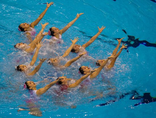 Chinese sync swimmers emerge second in team event