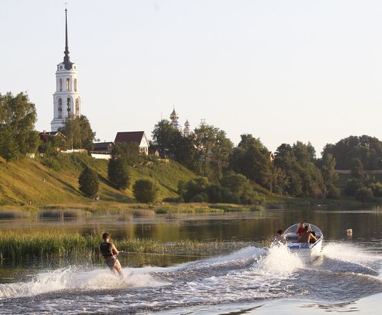 Shuya residents waterskiing on Teza River