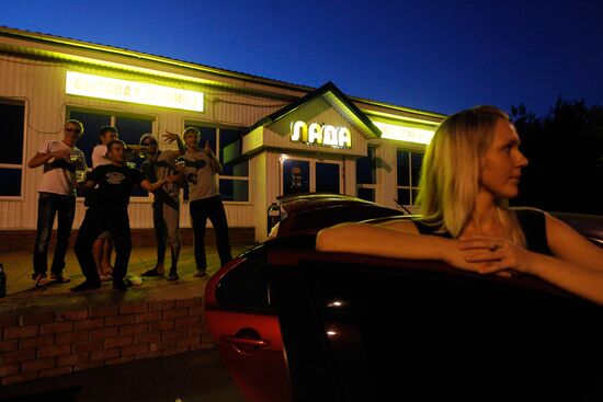 Young people seen near Lada auto parts store in Shuya