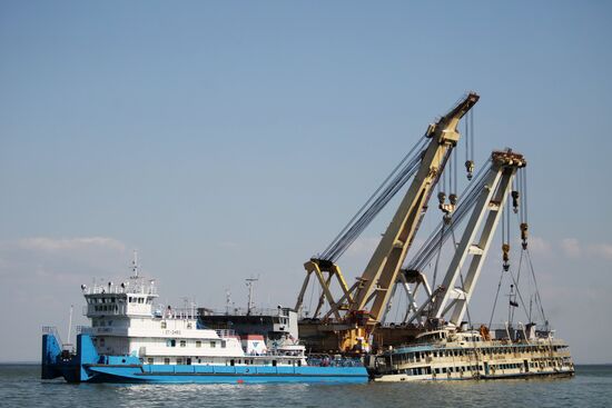 Bulgaria cruise ship lifting operations