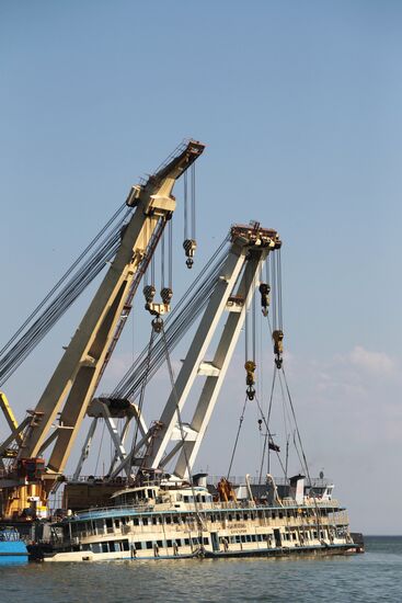 Bulgaria cruise ship lifting operations