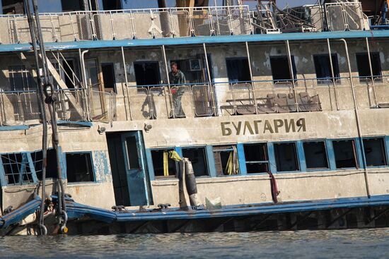 Bulgaria cruise ship lifting operations