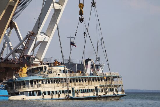 Bulgaria cruise ship lifting operations