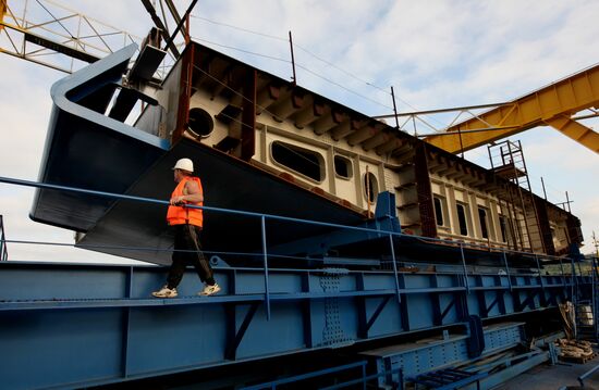 Panel of bridge to Russky Island is lifted from water