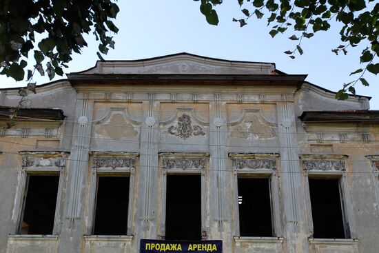 Old building in downtown Shuya