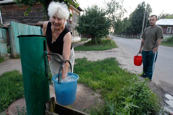 Shuya residents take water from standpipe