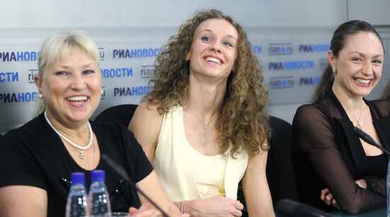 Tatyana Pokrovskaya, Natalya Ischenko and Anastasia Davidova