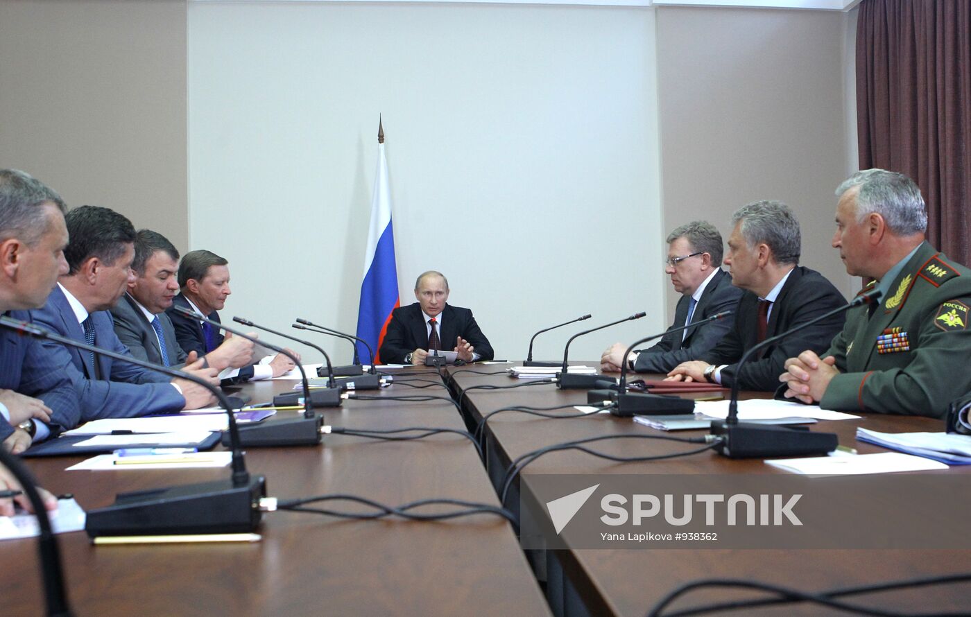 Putin conducts meeting on defense procurement