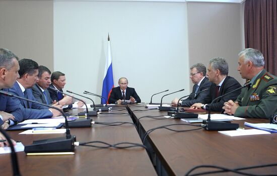 Putin conducts meeting on defense procurement