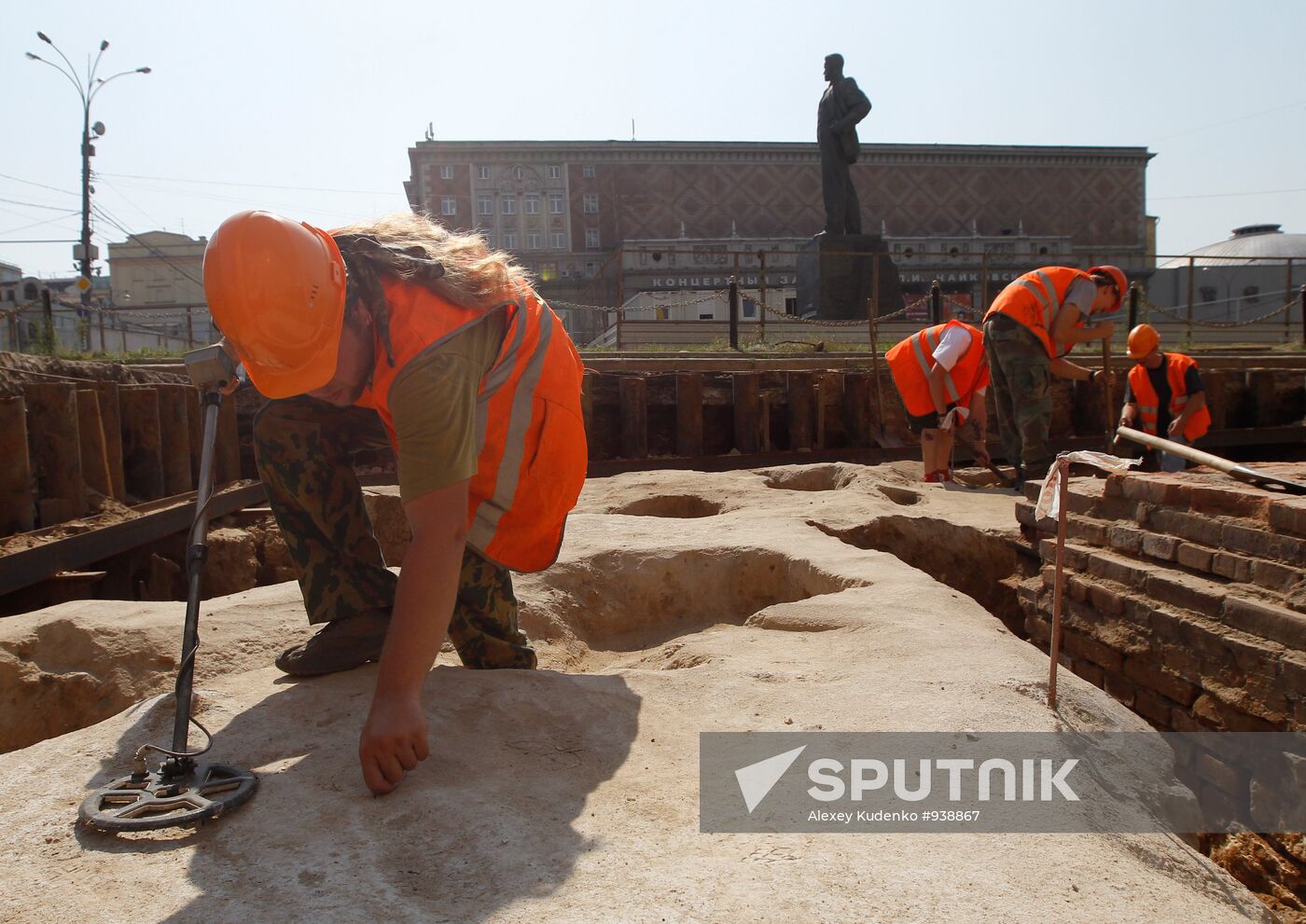 Rescue dig in Triumphalnaya Square