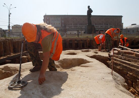 Rescue dig in Triumphalnaya Square