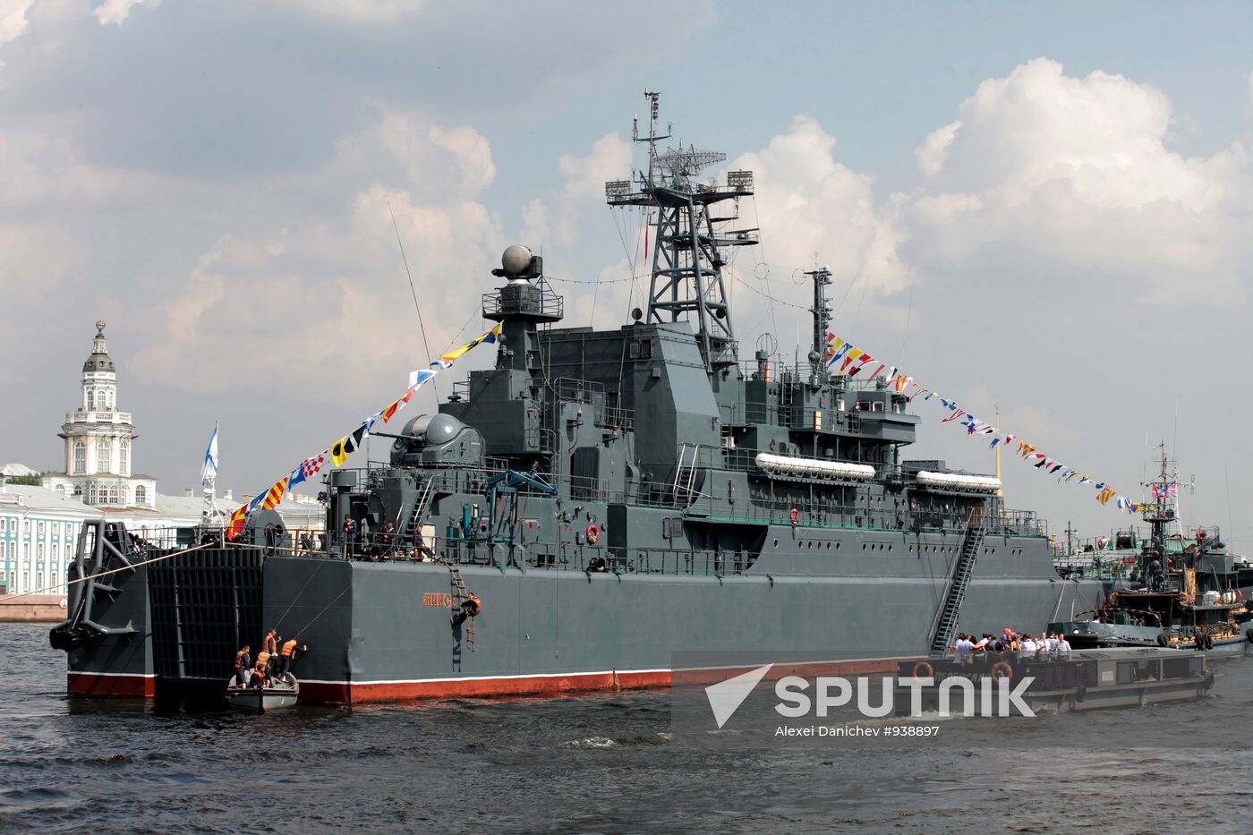Warships arrive in St. Petersburg to participate in Navy Day