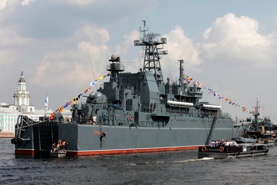 Warships arrive in St. Petersburg to participate in Navy Day