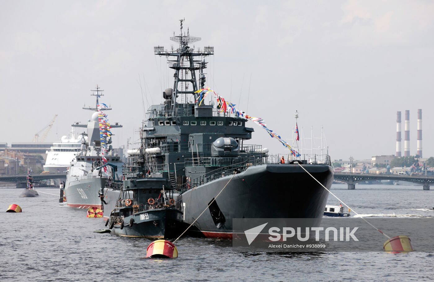 Warships arrive in St. Petersburg to participate in Navy Day