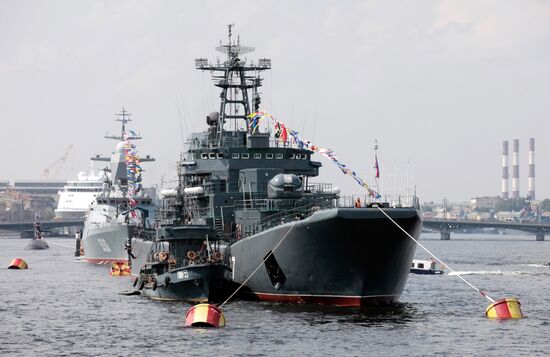 Warships arrive in St. Petersburg to participate in Navy Day