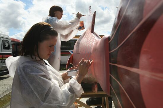 Ghana craftsman made exotic coffins in Novosibirsk