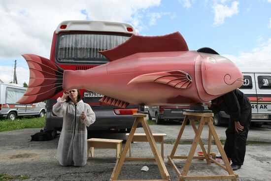 Ghana craftsman made exotic coffins in Novosibirsk