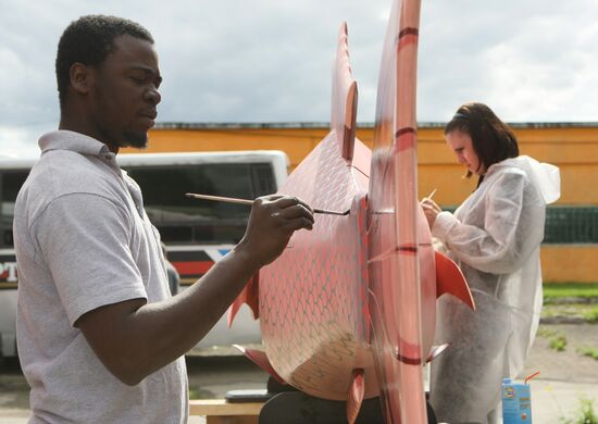 Ghana craftsman made exotic coffins in Novosibirsk
