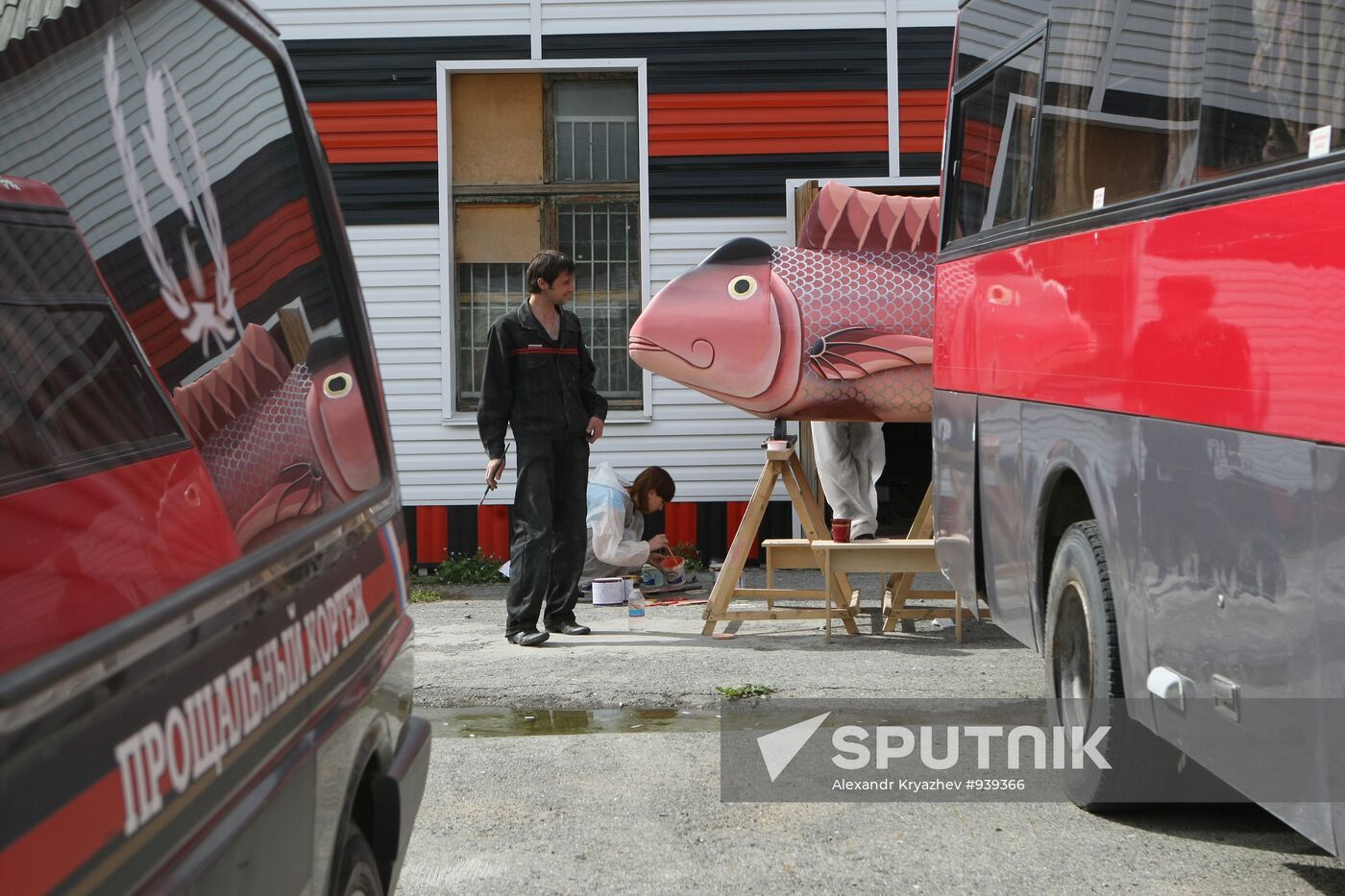 Ghana craftsman made exotic coffins in Novosibirsk