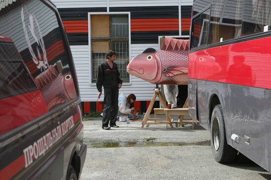 Ghana craftsman made exotic coffins in Novosibirsk