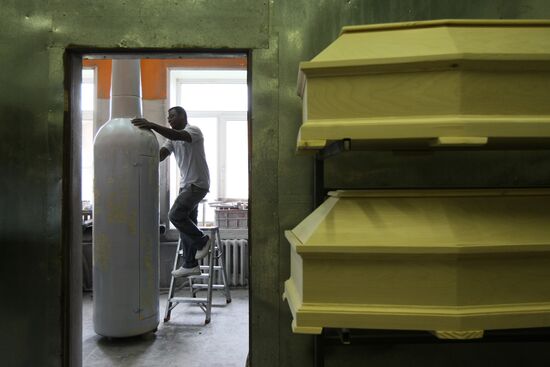 Ghana craftsman made exotic coffins in Novosibirsk
