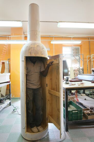 Ghana craftsman made exotic coffins in Novosibirsk