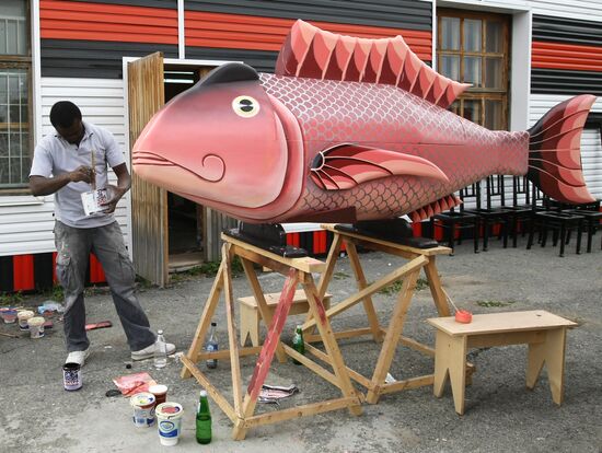 Ghana craftsman made exotic coffins in Novosibirsk