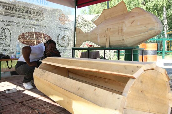 Ghana craftsman made exotic coffins in Novosibirsk
